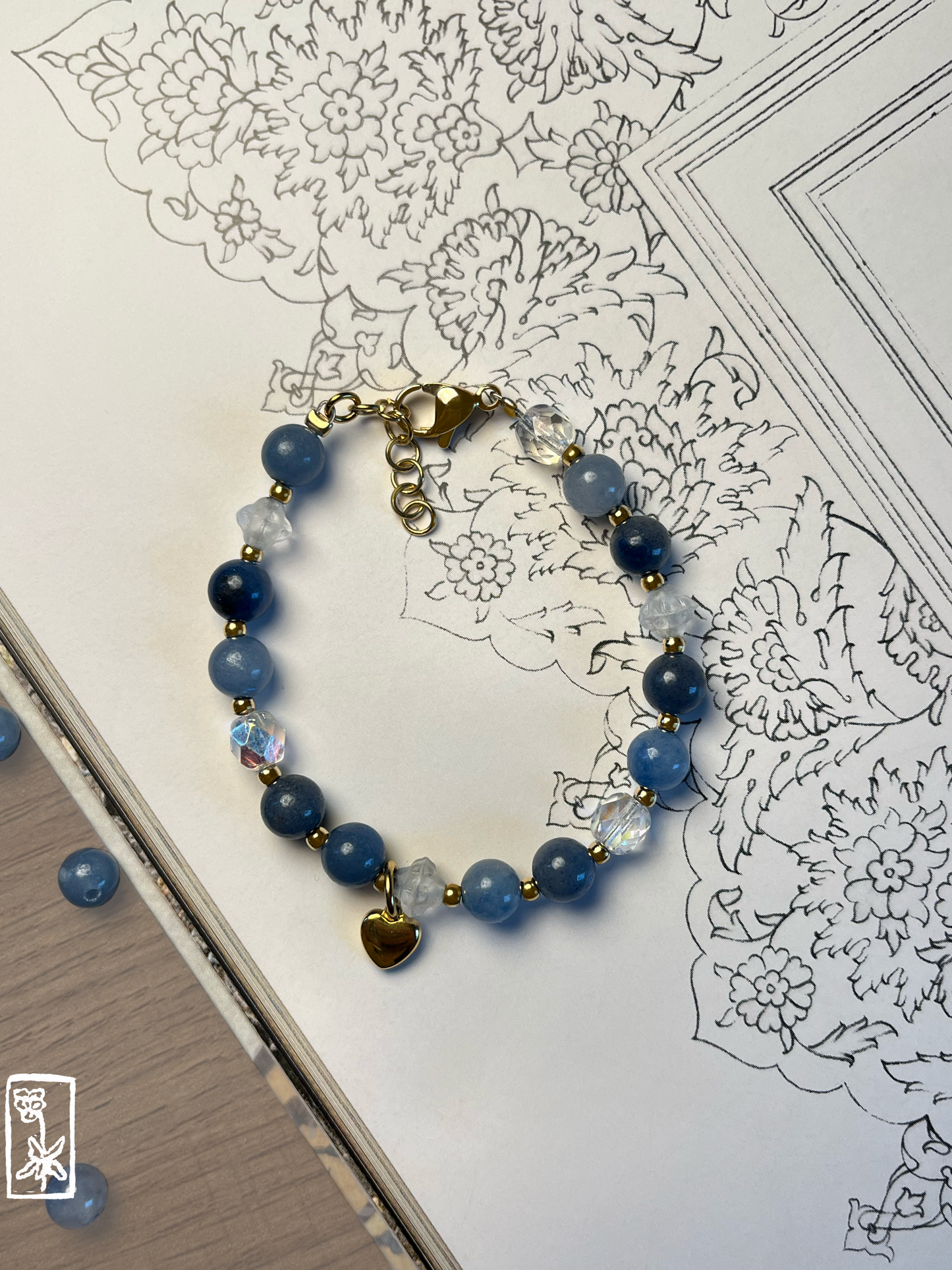 Armband aus blauem Aventurine und goldenem Herzanhänger