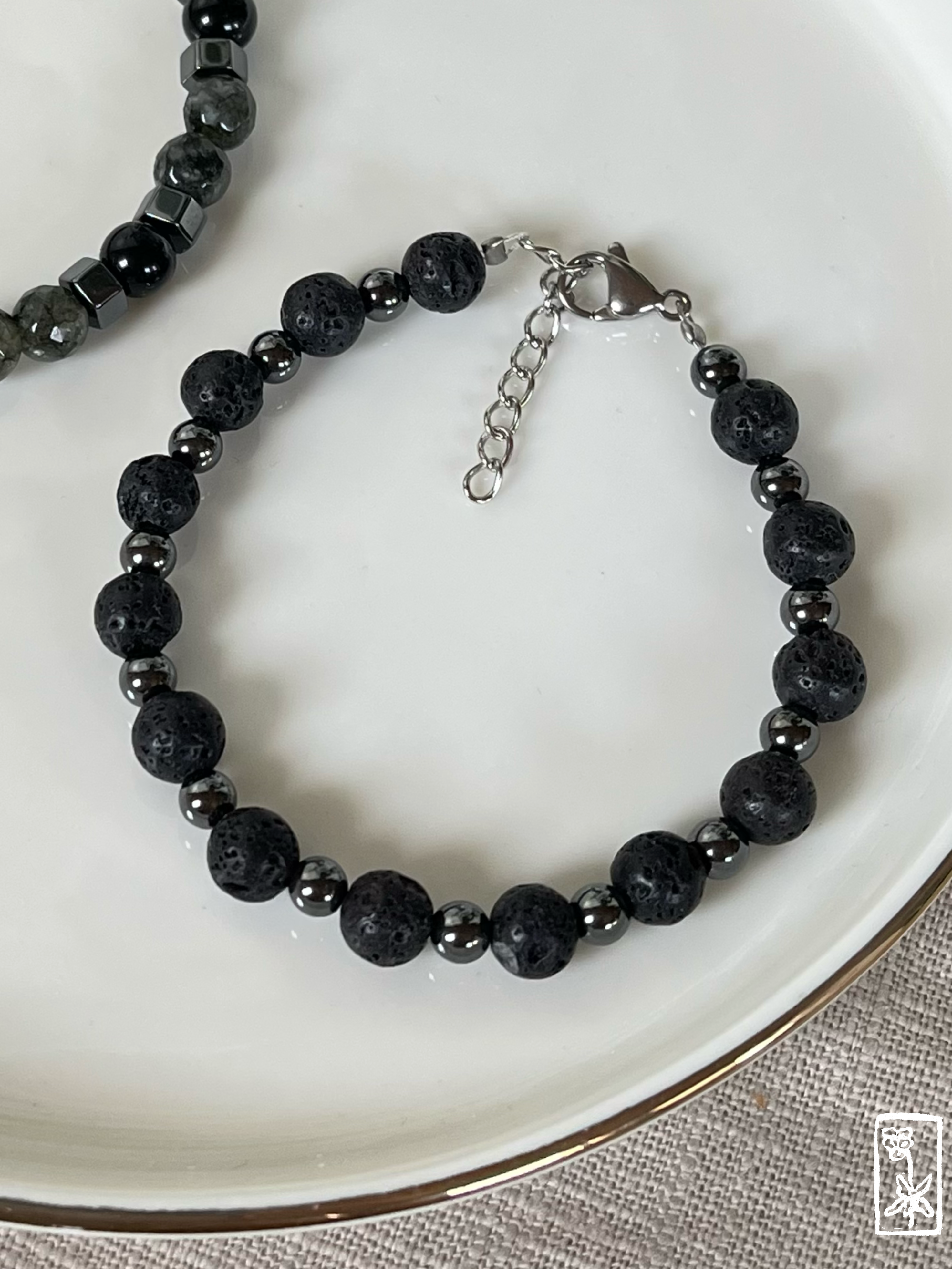 Schwarzes Armband aus Lava- und Hämatitperlen