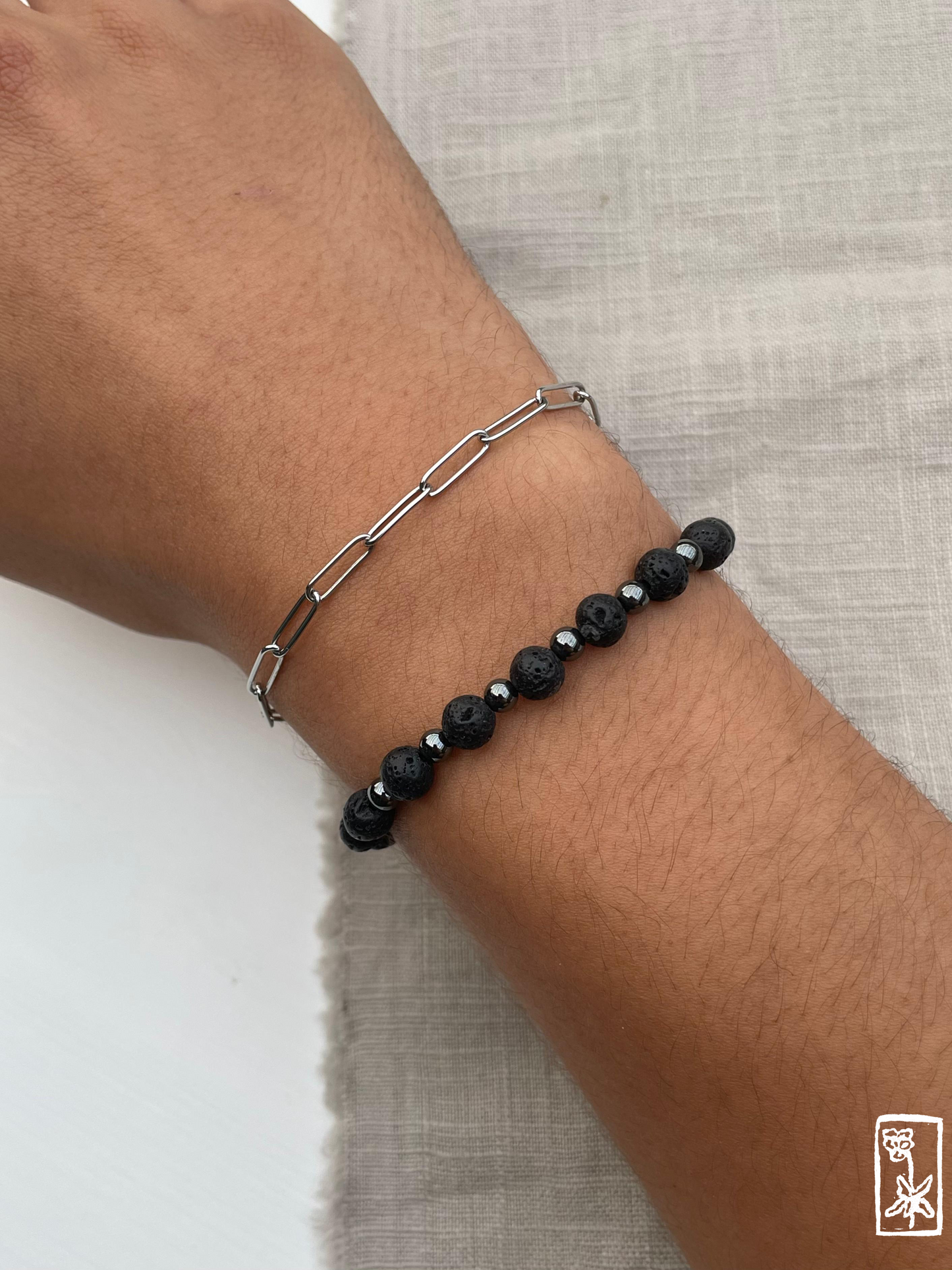 Schwarzes Armband aus Lava- und Hämatitperlen